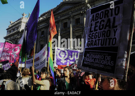 Buenos Aires, Buenos Aires, Argentina. 4 Novembre, 2014. Pro e contro l'aborto gruppi dimostrare di fronte al Congresso come la legislazione penale Comitato inizia a discutere la possibilità di una legge che permetterebbe a legale, libero e sicuro aborti in ospedali pubblici. Tra 450000 e 600000 aborti clandestini sono eseguite in Argentina ogni anno, per la maggior parte sotto condizioni non sicure, causando l'aborto per essere la prima materna causa di morte. Credito: Patricio Murphy/ZUMA filo/Alamy Live News Foto Stock