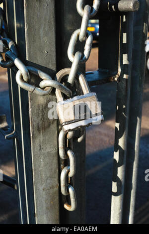 Lucchetto e catena su una porta di metallo a Luton Foto Stock