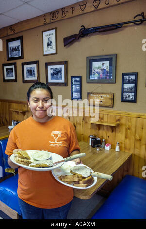 Indiantown Florida, Crackers Cafe, ristorante ristoranti cibo ristoranti caffè caffè, interno, arredamento, cameriera ispanica server lavoratori dipendenti Foto Stock