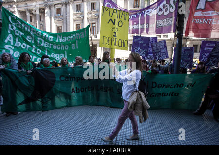 Buenos, Argentina. 4 Novembre, 2014. Un manifestante partecipa in un rally nel contesto del dibattito sull'aborto legale in una commissione della Camera dei Deputati del Congresso Nazionale a Buenos Aires, Argentina su nov. 4, 2014. Credito: Martin Zabala/Xinhua/Alamy Live News Foto Stock