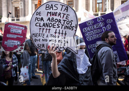 Buenos, Argentina. 4 Novembre, 2014. Le persone partecipano in un rally nel contesto del dibattito sull'aborto legale in una commissione della Camera dei Deputati del Congresso Nazionale a Buenos Aires, Argentina su nov. 4, 2014. Credito: Martin Zabala/Xinhua/Alamy Live News Foto Stock