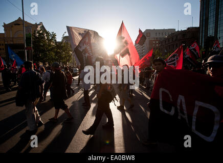 Santiago del Cile. 4 Novembre, 2014. I manifestanti di partecipare in un marzo chiamato 'No più AFP" che chiedono che il governo gettare la corrente di fondo pensione amministratori (AFP) a Santiago, capitale del Cile, su nov. 4, 2014. Credito: Jorge Villegas/Xinhua/Alamy Live News Foto Stock