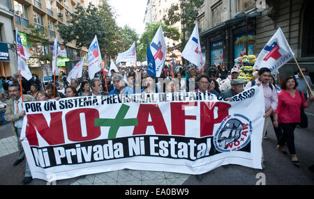 Santiago del Cile. 4 Novembre, 2014. Manifestanti tenere un banner durante il mese di marzo chiamato 'No più AFP" che chiedono che il governo gettare la corrente di fondo pensione amministratori (AFP) a Santiago, capitale del Cile, su nov. 4, 2014. Credito: Jorge Villegas/Xinhua/Alamy Live News Foto Stock