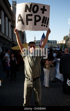 Santiago del Cile. 4 Novembre, 2014. Un manifestante detiene una targhetta durante il mese di marzo chiamato 'No più AFP" che chiedono che il governo gettare la corrente di fondo pensione amministratori (AFP) a Santiago, capitale del Cile, su nov. 4, 2014. Credito: Jorge Villegas/Xinhua/Alamy Live News Foto Stock