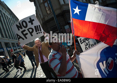 Santiago del Cile. 4 Novembre, 2014. I manifestanti di partecipare nel marzo chiamato 'No più AFP" che chiedono che il governo gettare la corrente di fondo pensione amministratori (AFP) a Santiago, capitale del Cile, su nov. 4, 2014. Credito: Jorge Villegas/Xinhua/Alamy Live News Foto Stock