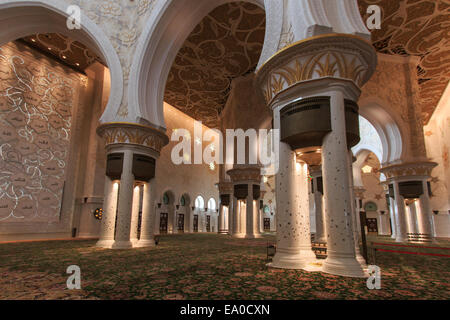 Abu Dhabi, Emirati Arabi Uniti - Ottobre 10,2014: Interno della Sheikh Zayed Grande Moschea di Abu Dhabi (Emirati Arabi) Foto Stock