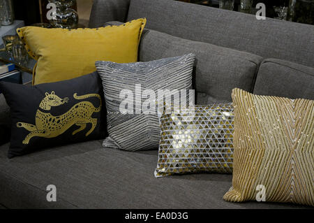 Designer decorativi cuscini disposti su un lettino Foto Stock