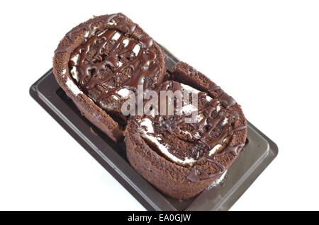 Rotolo di cioccolato torta su bianco Foto Stock