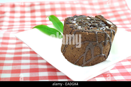 Rotolo di cioccolato torta sulla piastra Foto Stock