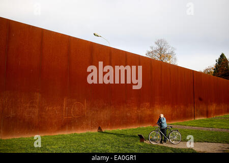 Berlino, Germania. 4 Novembre, 2014. Un visitatore visualizza un Memoriale del Muro di Berlino sito a Berlino, Germania, il 9 novembre 4, 2014. La Germania dovrà commemorare il venticinquesimo anniversario della caduta del muro di Berlino la domenica, nov. 9. © Zhang ventola/Xinhua/Alamy Live News Foto Stock