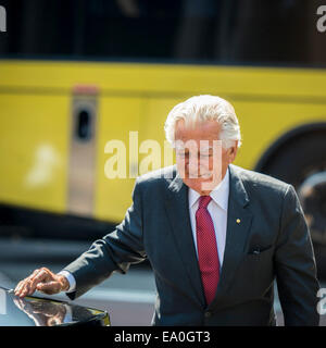 Sydney, Australia. 5 Novembre, 2014. Ex primo ministro di Australia, Bob Hawke arriva per il memoriale di servizio dell ex primo ministro australiano Gough Whitlam a Sydney Town Hall. Whitlam, chi è stato in Australia della ventunesima primo ministro, morì il 21 ottobre di età compresa tra i 98. Credito: MediaServicesAP/Alamy Live News Foto Stock