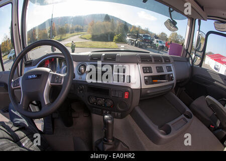 Ceca maker camion Tatra Koprivnice presenta il nuovo modello di Tatra Phoenix forniti con motori norme europee in materia di emissioni Euro 6 al poligono in Koprivnice, Repubblica Ceca il 4 novembre 2014. (CTK foto/Petr Sznapka) Foto Stock