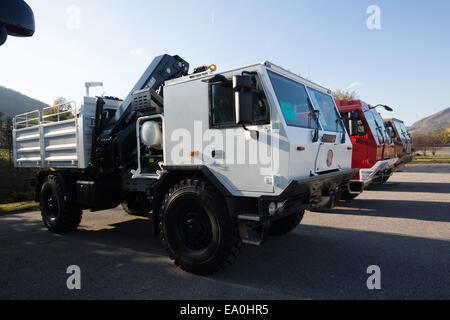 Ceca maker camion Tatra Koprivnice presenta il nuovo modello di Tatra Phoenix forniti con motori norme europee in materia di emissioni Euro 6 al poligono in Koprivnice, Repubblica Ceca il 4 novembre 2014. (CTK foto/Petr Sznapka) Foto Stock