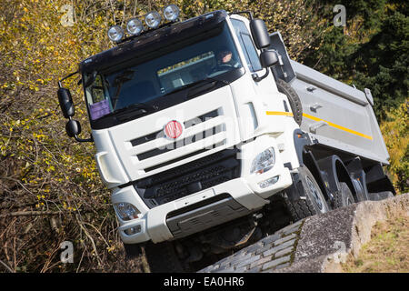 Ceca maker camion Tatra Koprivnice presenta il nuovo modello di Tatra Phoenix forniti con motori norme europee in materia di emissioni Euro 6 al poligono in Koprivnice, Repubblica Ceca il 4 novembre 2014. (CTK foto/Petr Sznapka) Foto Stock