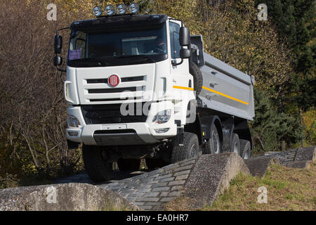 Ceca maker camion Tatra Koprivnice presenta il nuovo modello di Tatra Phoenix forniti con motori norme europee in materia di emissioni Euro 6 al poligono in Koprivnice, Repubblica Ceca il 4 novembre 2014. (CTK foto/Petr Sznapka) Foto Stock