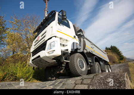 Ceca maker camion Tatra Koprivnice presenta il nuovo modello di Tatra Phoenix forniti con motori norme europee in materia di emissioni Euro 6 al poligono in Koprivnice, Repubblica Ceca il 4 novembre 2014. (CTK foto/Petr Sznapka) Foto Stock