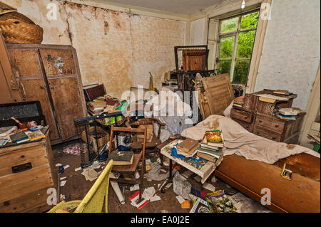 La camera da letto di un abbandonato e tumbledown casa in Lincolnshire Foto Stock