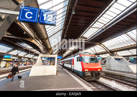 Piattaforma 12 a Zurigo la principale stazione ferroviaria (Bahnhof) Foto Stock