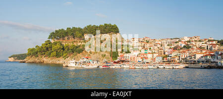 Epiro e Grecia. La colorata città di Parga e la sua collina del castello veneziano. 2014. Foto Stock