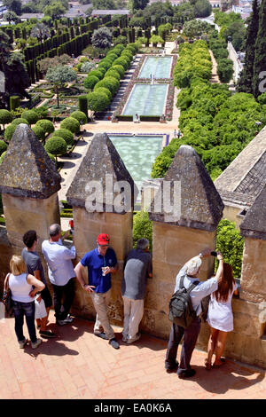 Vista sui giardini di Torre del Homenaje / torre di omaggio, Alcazar de los Reyes Cristianos, Cordoba, Spagna Foto Stock