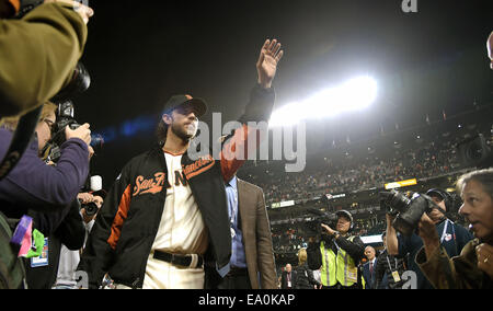 San Francisco, California, Stati Uniti d'America. 26 ott 2014. Madison Bumgarner (Giganti) MLB : Madison Bumgarner del San Francisco Giants onde ai fan dopo il gioco 5 del 2014 Major League Baseball World Series contro Kansas City Royals di AT&T Park di San Francisco, California, Stati Uniti . © AFLO/Alamy Live News Foto Stock