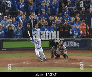 Kansas City, Missouri, Stati Uniti d'America. 28 ott 2014. Norichika Aoki (Royals), Buster Posey (Giganti) MLB : Norichika Aoki dei Kansas City Royals urta un RBI singolo nella parte inferiore del secondo inning durante il gioco 6 del 2014 Major League Baseball World Series contro i San Francisco Giants presso Kauffman Stadium di Kansas City, Missouri, Stati Uniti . © AFLO/Alamy Live News Foto Stock