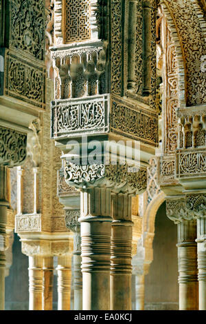 Pilastri / colonne presso la Corte dei Leoni, Nasrid palazzi, Alhambra Palace, Granada, Andalusia, Spagna Foto Stock