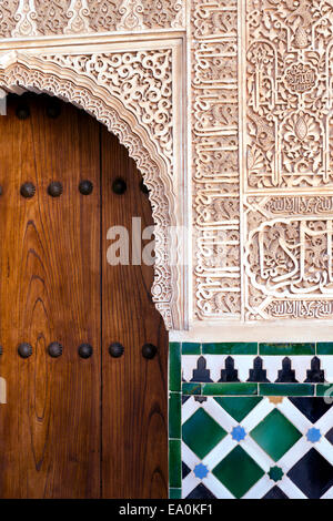 L' Alhambra Palace, la porta e la parete dettaglio, Granada, Andalusia, Spagna Foto Stock