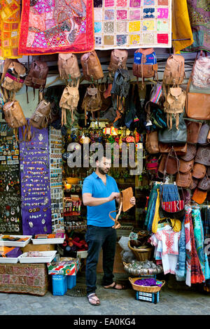 Shop / Souk, Calle Calderería Nueva, Albaicin, Granada, Andalusia, Spagna Foto Stock