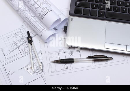 Rotoli di schemi elettrici, disegni di costruzione della casa, accessori per disegno e laptop, disegni e accessori per t Foto Stock