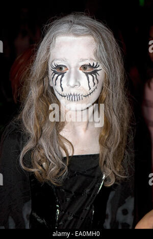 8 anno vecchia ragazza vestita a festa di Halloween, Alton, HAMPSHIRE, Regno Unito. Foto Stock