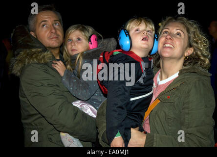 Guardare la famiglia di fuochi d'artificio di Halloween, Buriton, Hampshire, Regno Unito. Foto Stock