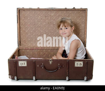 La bambina nella vecchia valigia Foto Stock