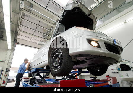 Hildesheim, Germania. 5 Novembre, 2014. Ispettore tecnico del TUV NORD, tecniche di ispezione, associazione Geert Dannhauer, esamina una Mercedes Benz Classe C-auto presso il TUV Nord il test e la stazione di servizio a Hildesheim, Germania, 5 novembre 2014. Foto: Juian Stratenschulte/dpa/Alamy Live News Foto Stock