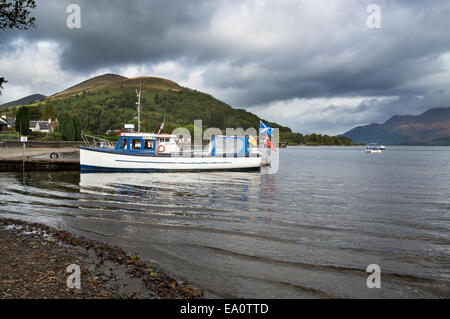 Prima la luce del mattino, Loch Lomond;; Trossachs; nazionale; Parco; Luss, barche, Scozia Foto Stock