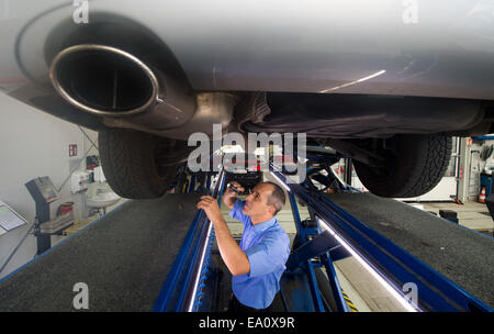 Hildesheim, Germania. 5 Novembre, 2014. Ispettore tecnico del TUV NORD, tecniche di ispezione, associazione Geert Dannhauer, esamina una Mercedes Benz Classe C-auto presso il TUV Nord il test e la stazione di servizio a Hildesheim, Germania, 5 novembre 2014. Foto: Juian Stratenschulte/dpa/Alamy Live News Foto Stock