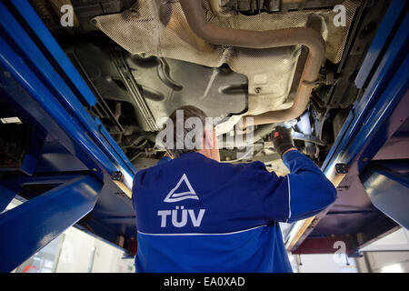 Berlino, Germania. 4 Novembre, 2014. Un membro dello staff del TUV, ispezione tecnica associazione per le automobili e i prodotti di consumo, insepects una vettura al test TUV e la stazione di servizio a Berlino, Germania, 4 novembre 2014. Foto: Joerg Carstensen/dpa/Alamy Live News Foto Stock