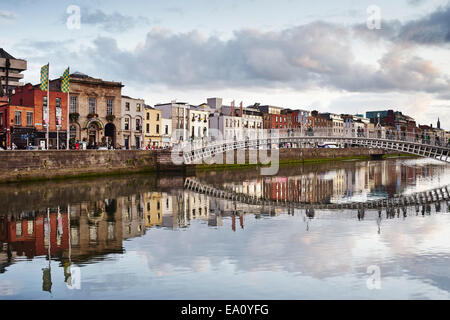 Vista del mezzo penny Bridge, Dublin, Repubblica di Irlanda Foto Stock