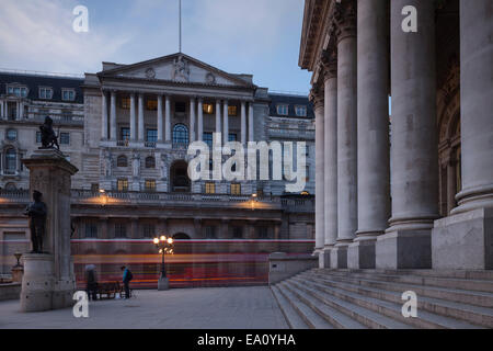 La Banca di Inghilterra e la Royal Exchange nella city di Londra, Inghilterra, Regno Unito Foto Stock