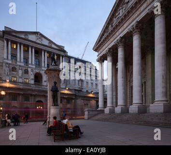 Il Royal Exchange e la Banca di Inghilterra, London, England, Regno Unito Foto Stock