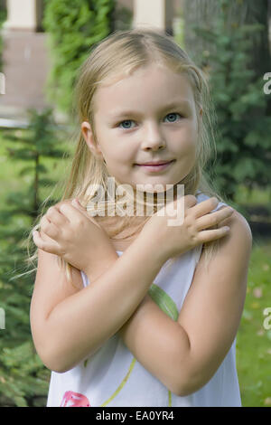 Ragazza carina Incroci di mani Foto Stock