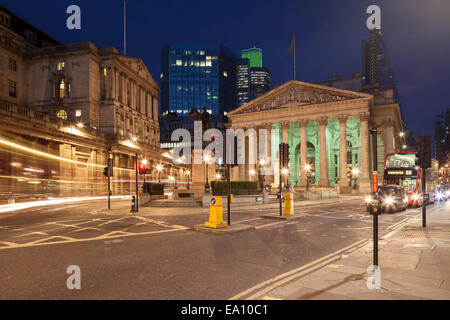 Il Royal Exchange e la Banca di Inghilterra, City of London, England, Regno Unito Foto Stock