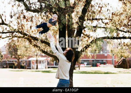 Padre figlio di lancio in aria Foto Stock