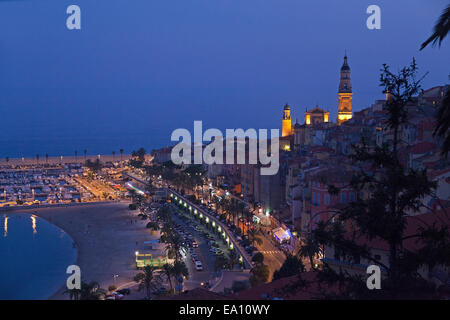 Porto e chiesa St-Michel-Archange, Menton, Cote d'Azur, in Francia Foto Stock