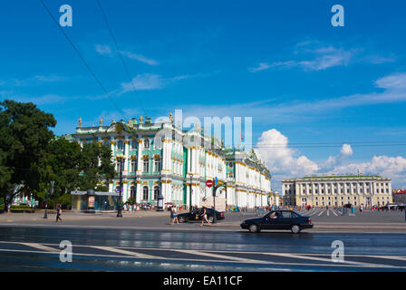 Traffico passato gong Winter Palace (1764), sede dell'Eremo, la piazza del Palazzo, Central Saint Petersburg, Russia, Europa Foto Stock