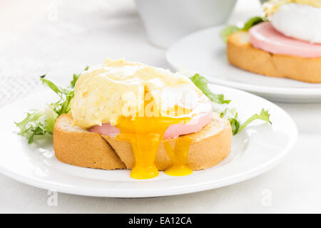 Uova Benedict close up sulla piastra bianca, serve table Foto Stock