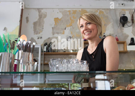 Metà donna adulta lavorando in cafe Foto Stock