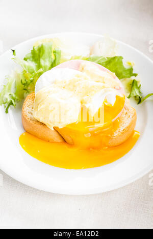 Uova Benedict close up sulla piastra bianca, serve table Foto Stock