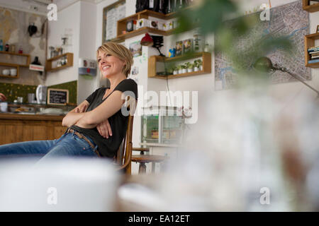 Metà donna adulta in seduta cafe Foto Stock