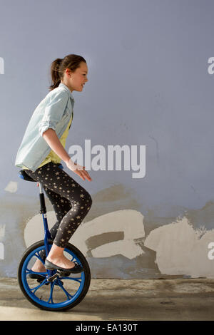 Ragazza adolescente MONOCICLISMO Foto Stock